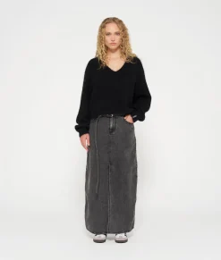 Cropped V-neck Sweater Knit